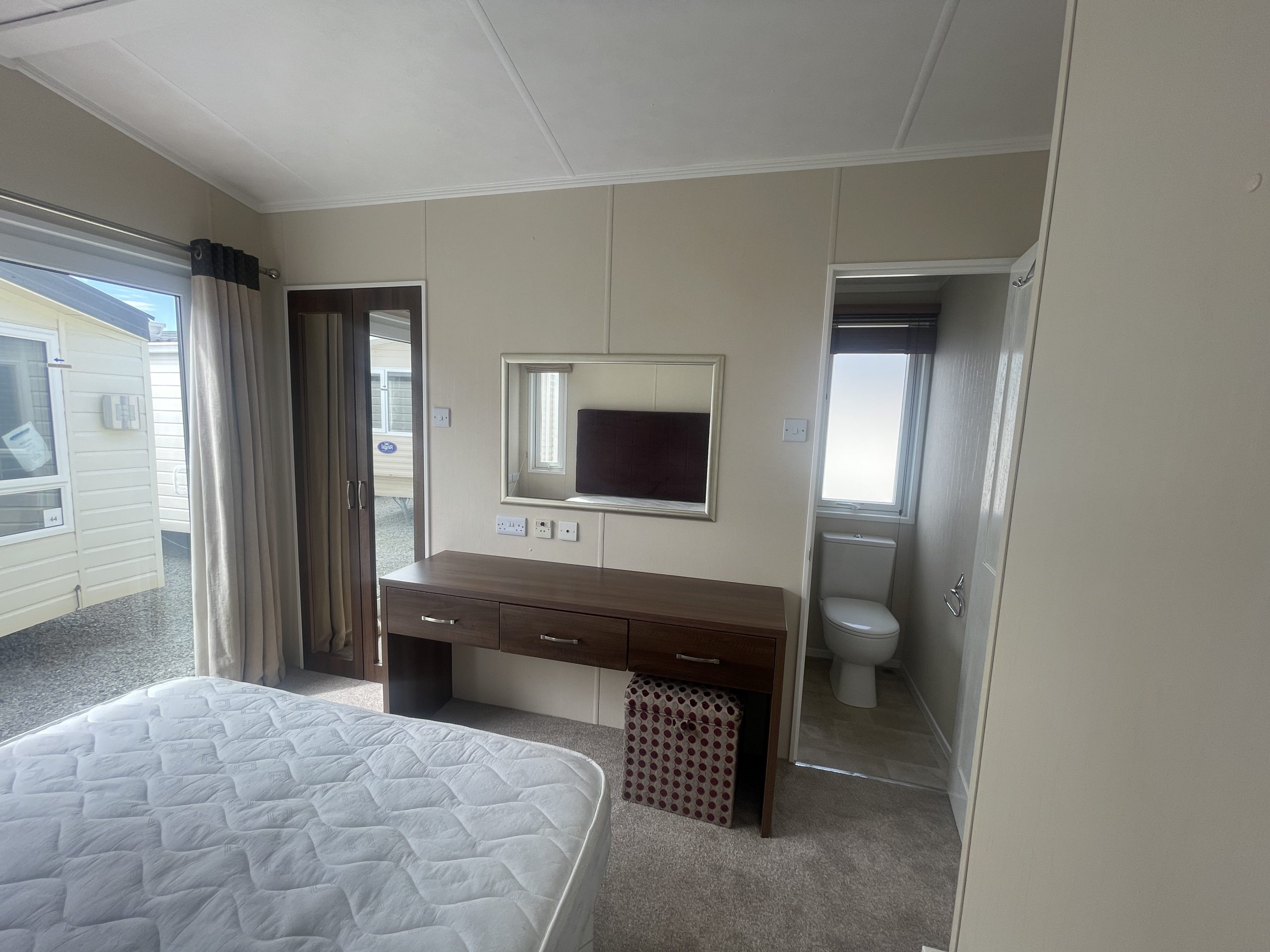 PEMBERTON PARKLANE 42X14 2 BED - Image 8